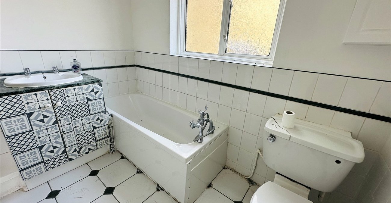 3 bedroom house for sale in London | Robinson Jackson