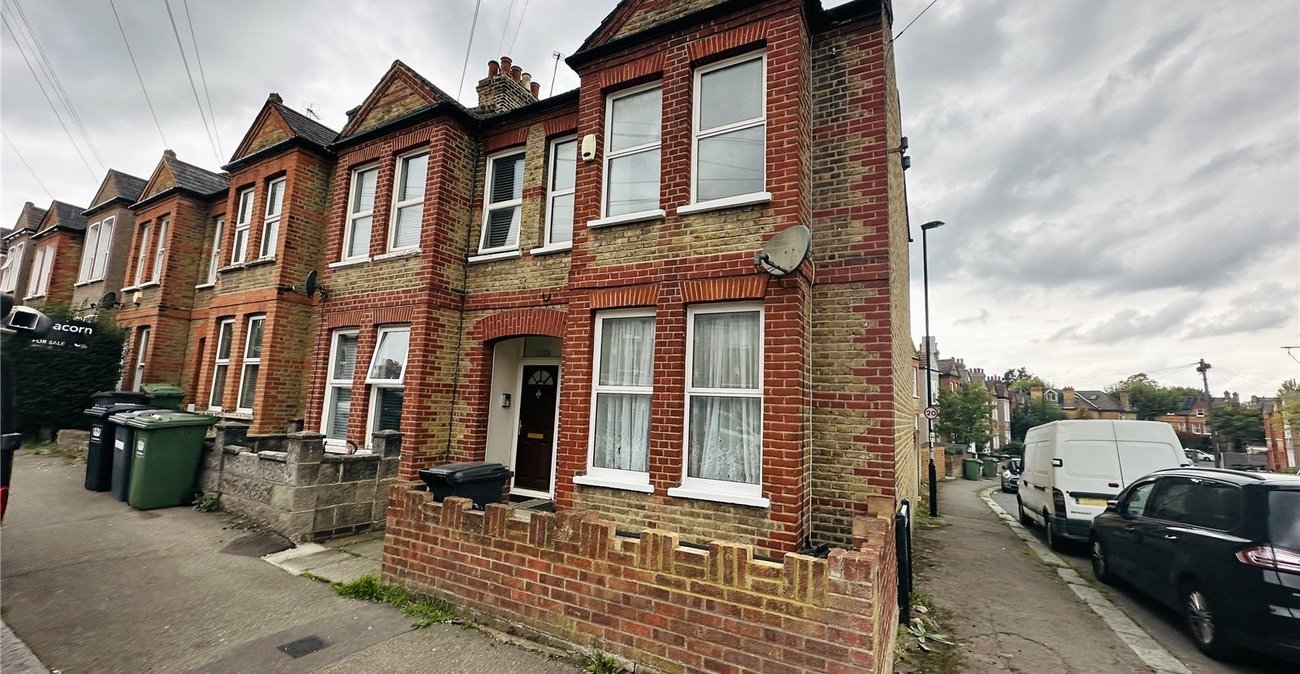 3 bedroom house for sale in London | Robinson Jackson