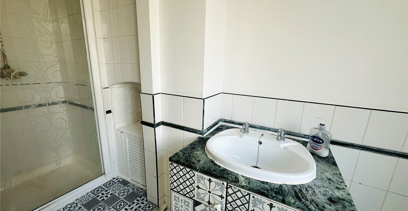 3 bedroom house for sale in London | Robinson Jackson