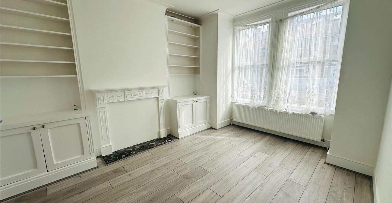 3 bedroom house for sale in London | Robinson Jackson