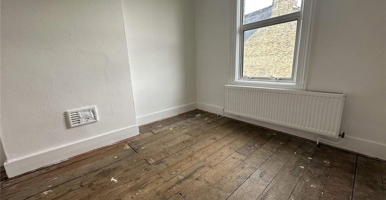 3 bedroom house for sale in London | Robinson Jackson