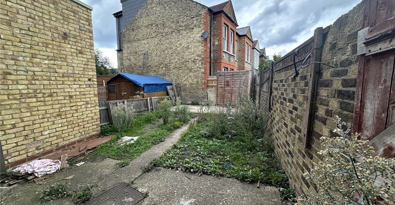 3 bedroom house for sale in London | Robinson Jackson