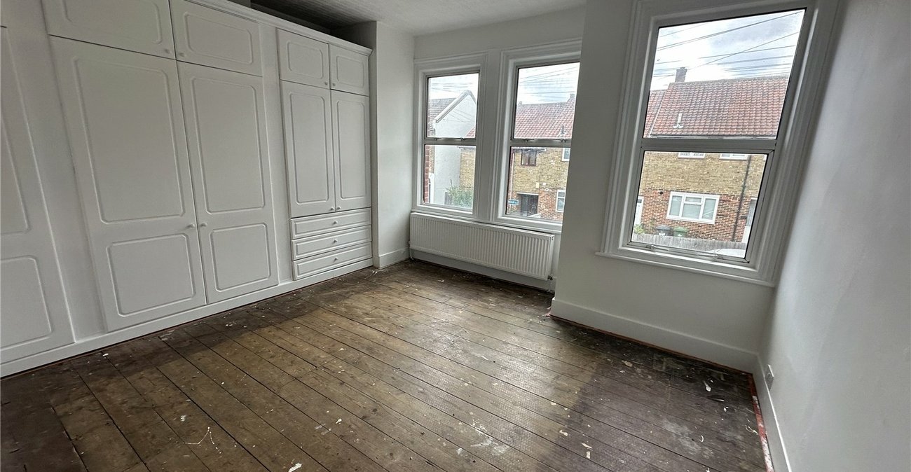 3 bedroom house for sale in London | Robinson Jackson