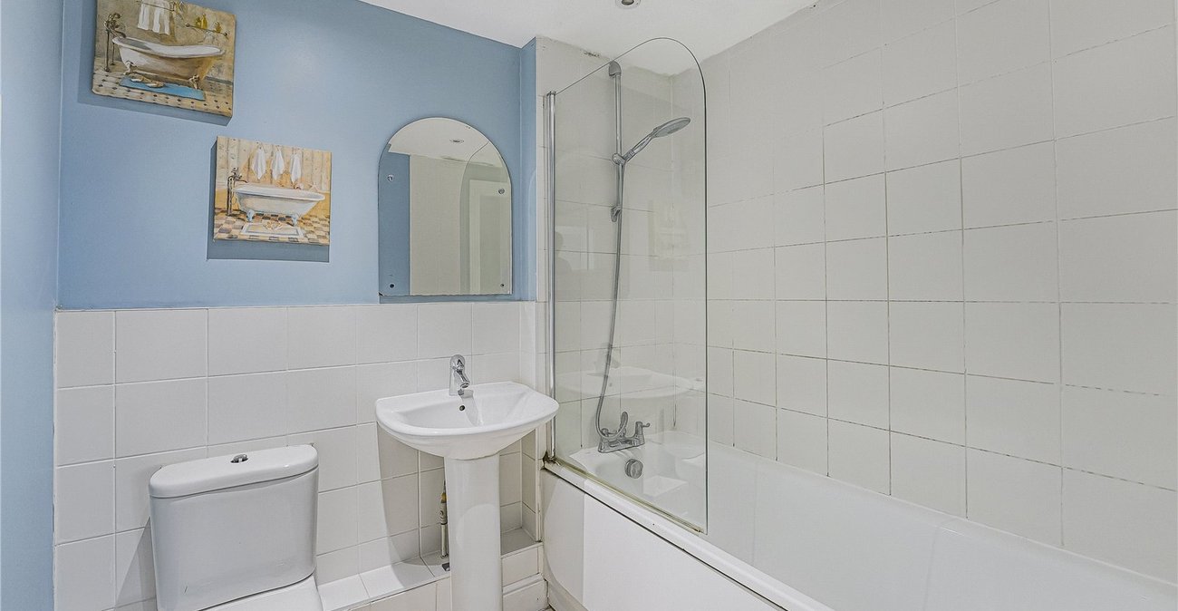 2 bedroom property for sale in Dartford | Robinson Jackson