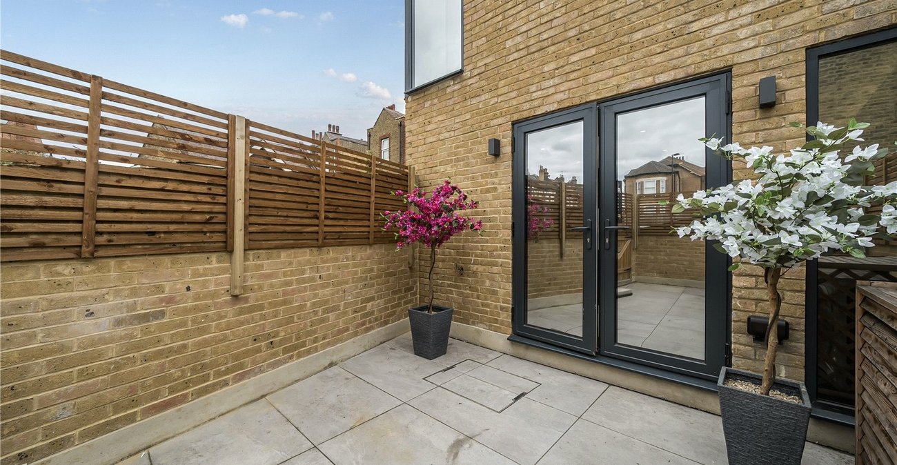 2 bedroom house for sale in London | Robinson Jackson
