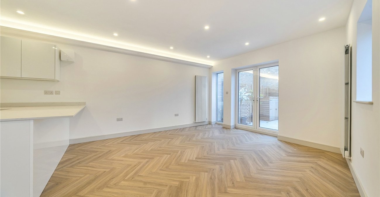 2 bedroom house for sale in London | Robinson Jackson