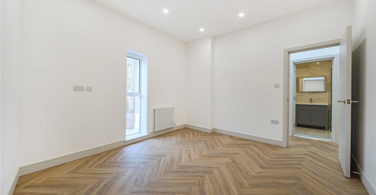 2 bedroom house for sale in London | Robinson Jackson