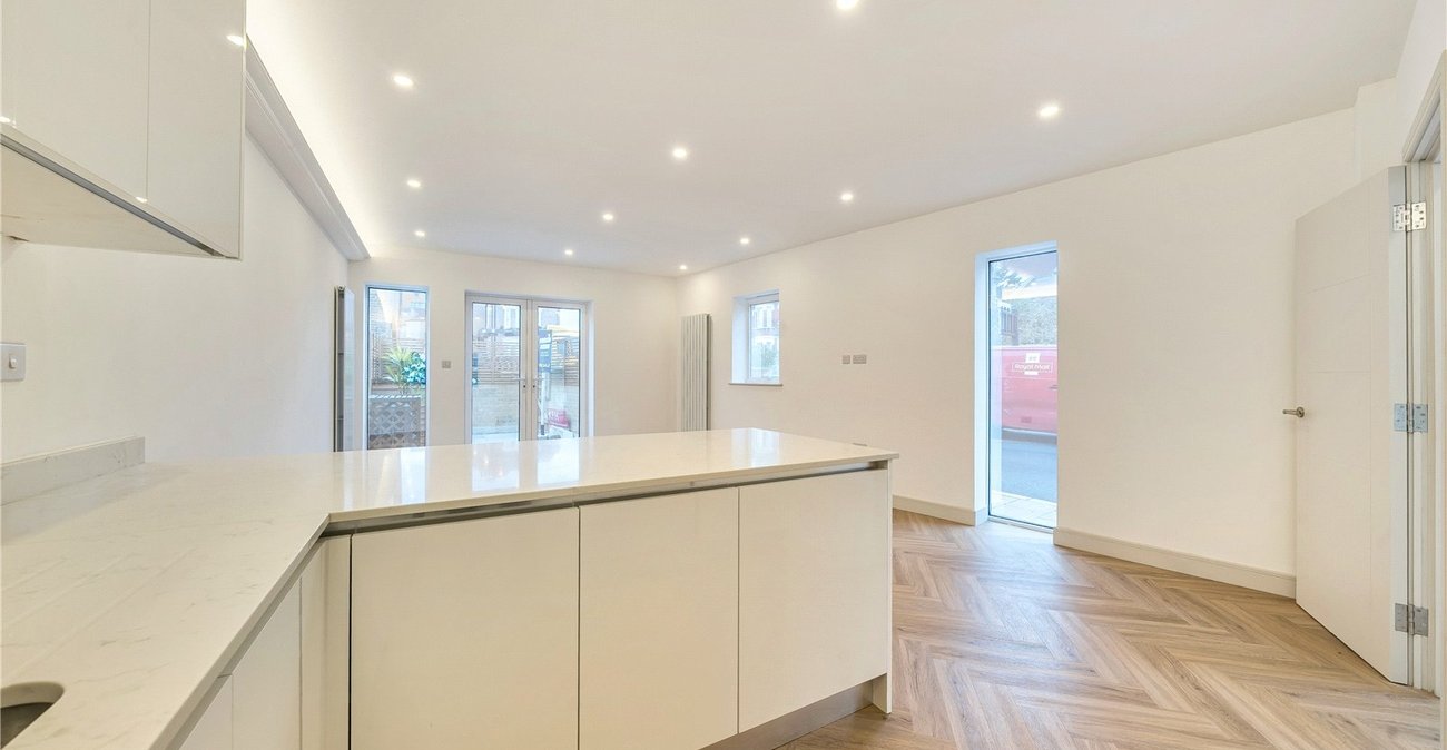 2 bedroom house for sale in London | Robinson Jackson
