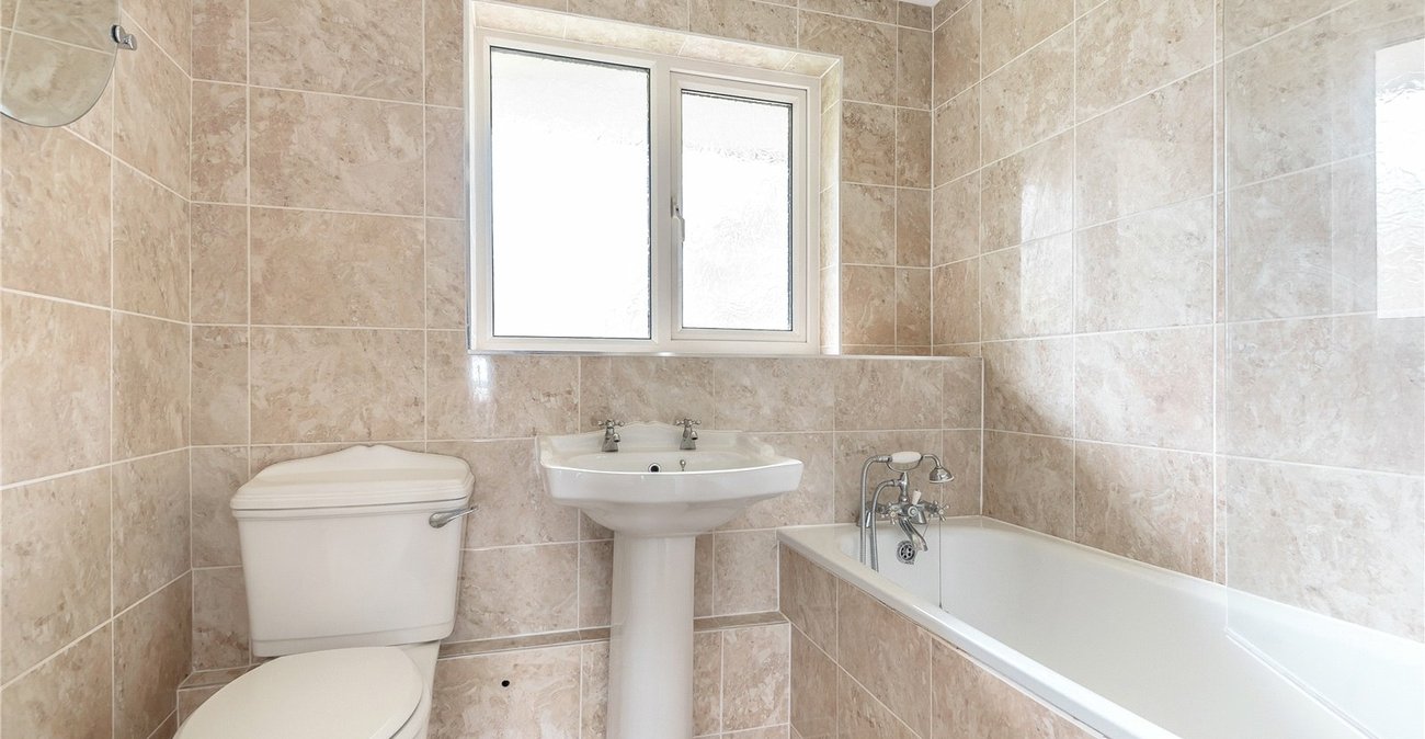 3 bedroom property for sale in London | Robinson Jackson