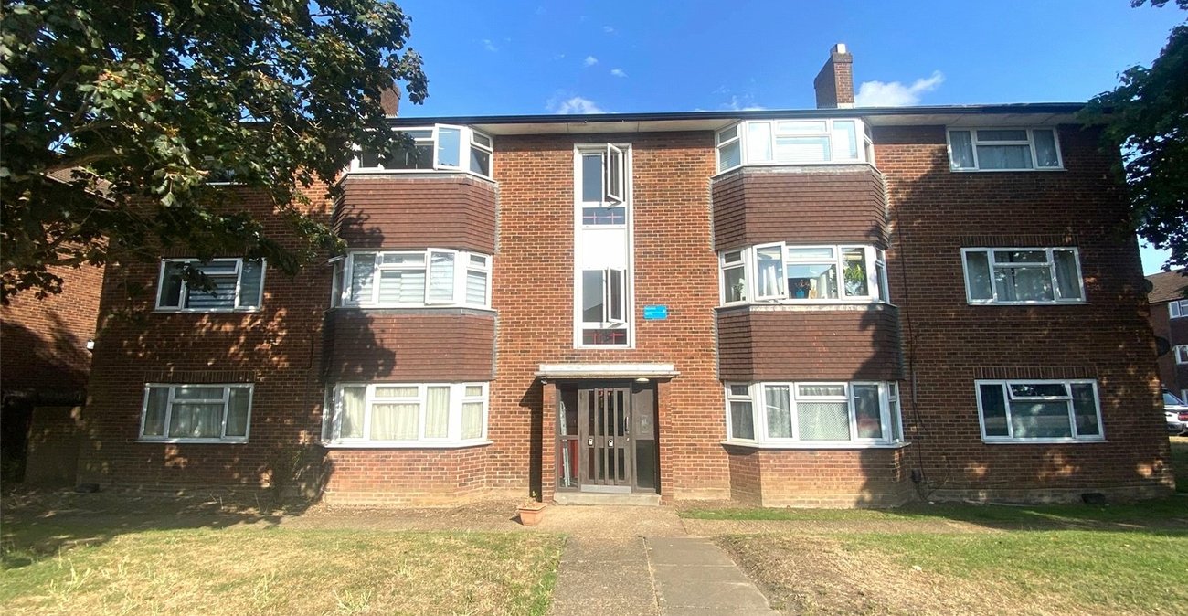 3 bedroom property for sale in London | Robinson Jackson