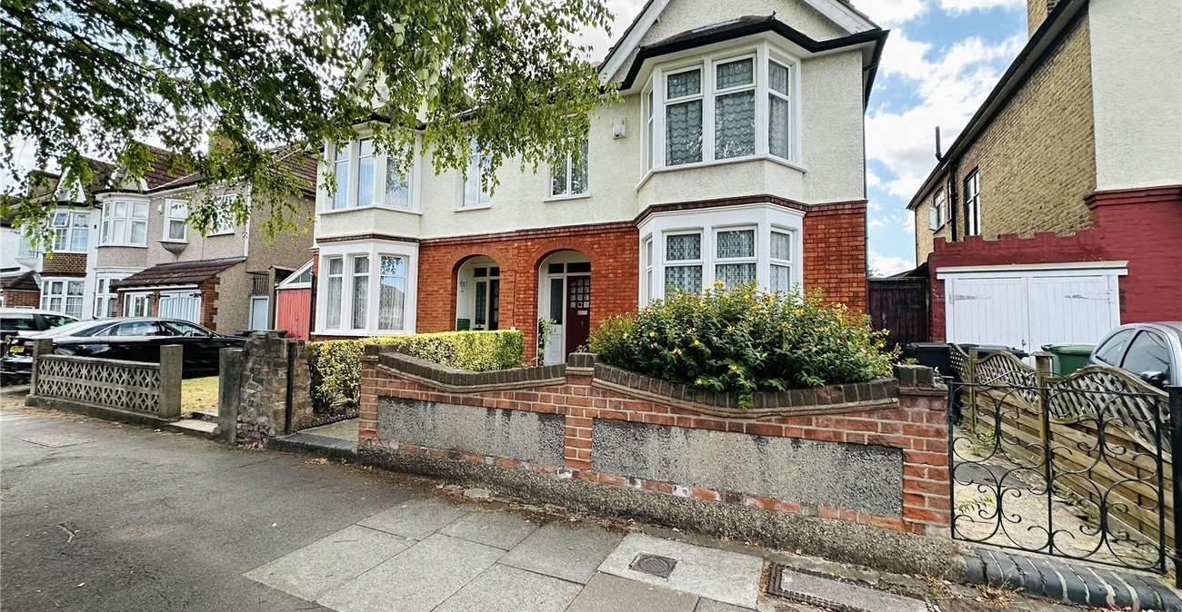 4 bedroom house for sale in London | Robinson Jackson
