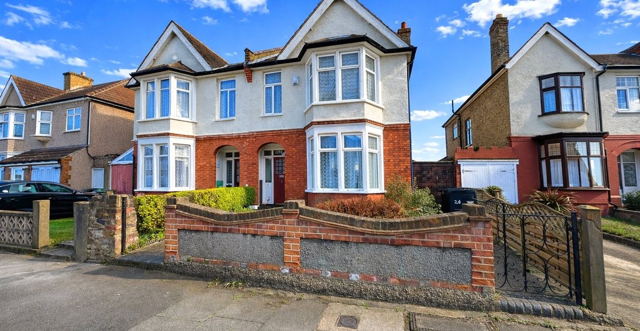 4 bedroom house for sale in London | Robinson Jackson