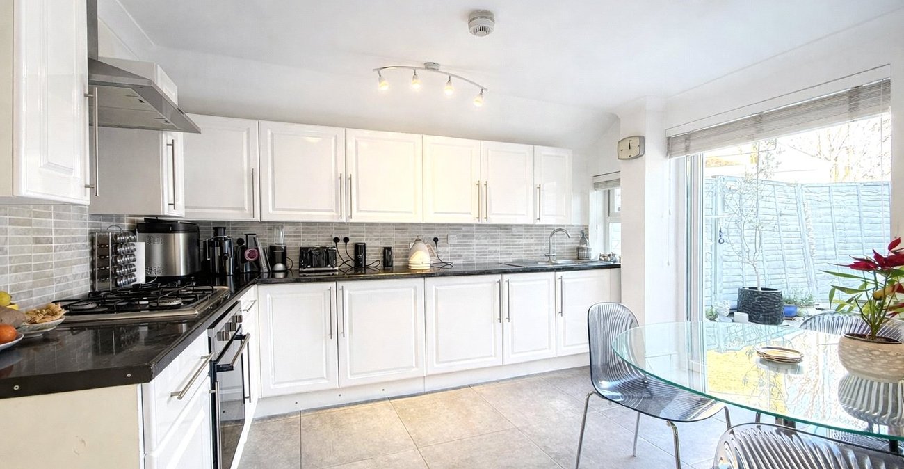 3 bedroom house for sale in London | Robinson Jackson