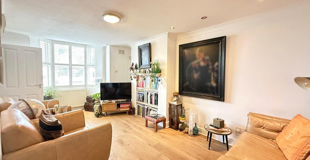 3 bedroom house for sale in London | Robinson Jackson