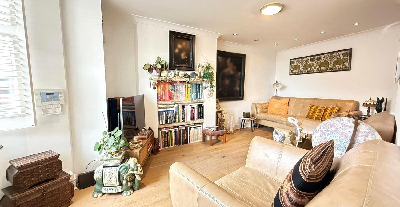 3 bedroom house for sale in London | Robinson Jackson