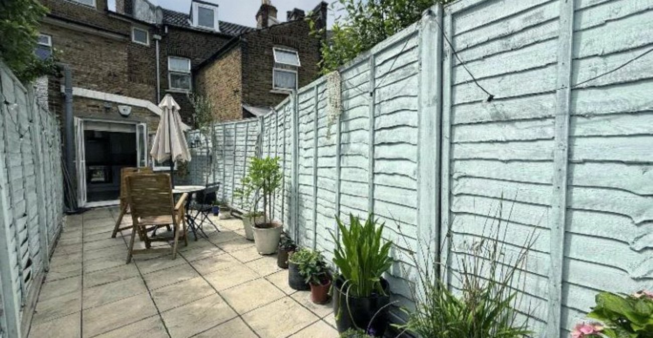 3 bedroom house for sale in London | Robinson Jackson