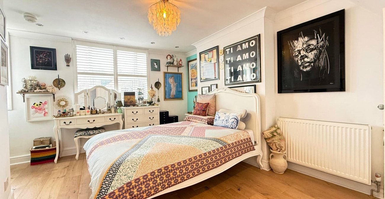 3 bedroom house for sale in London | Robinson Jackson