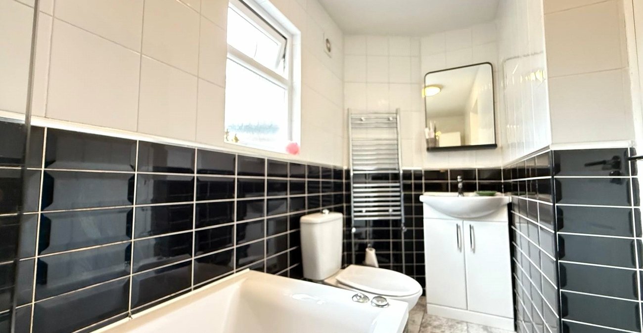 3 bedroom house for sale in London | Robinson Jackson