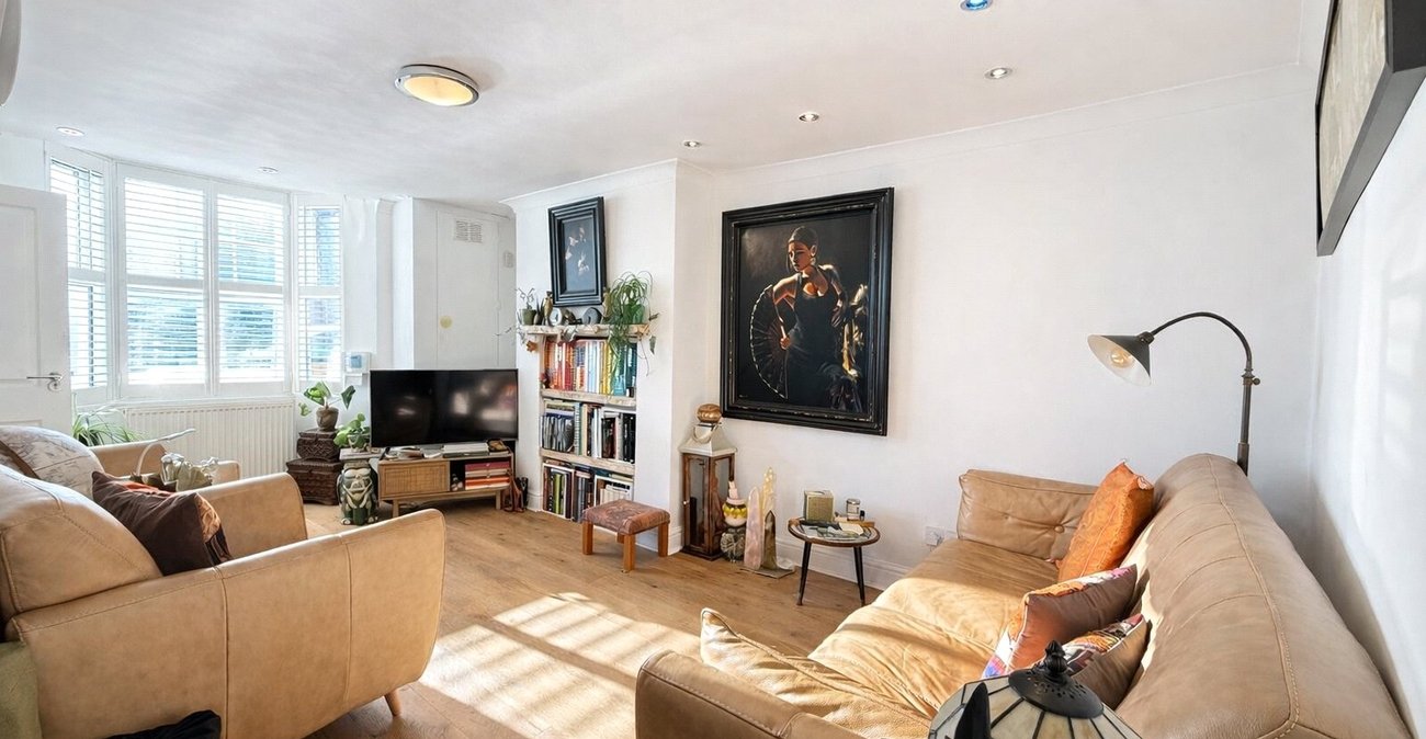 3 bedroom house for sale in London | Robinson Jackson