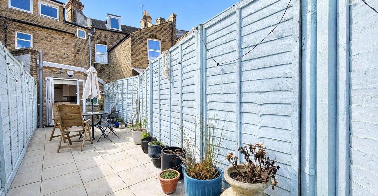 3 bedroom house for sale in London | Robinson Jackson