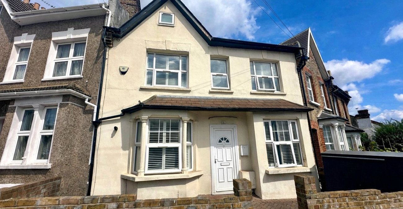 3 bedroom house for sale in London | Robinson Jackson