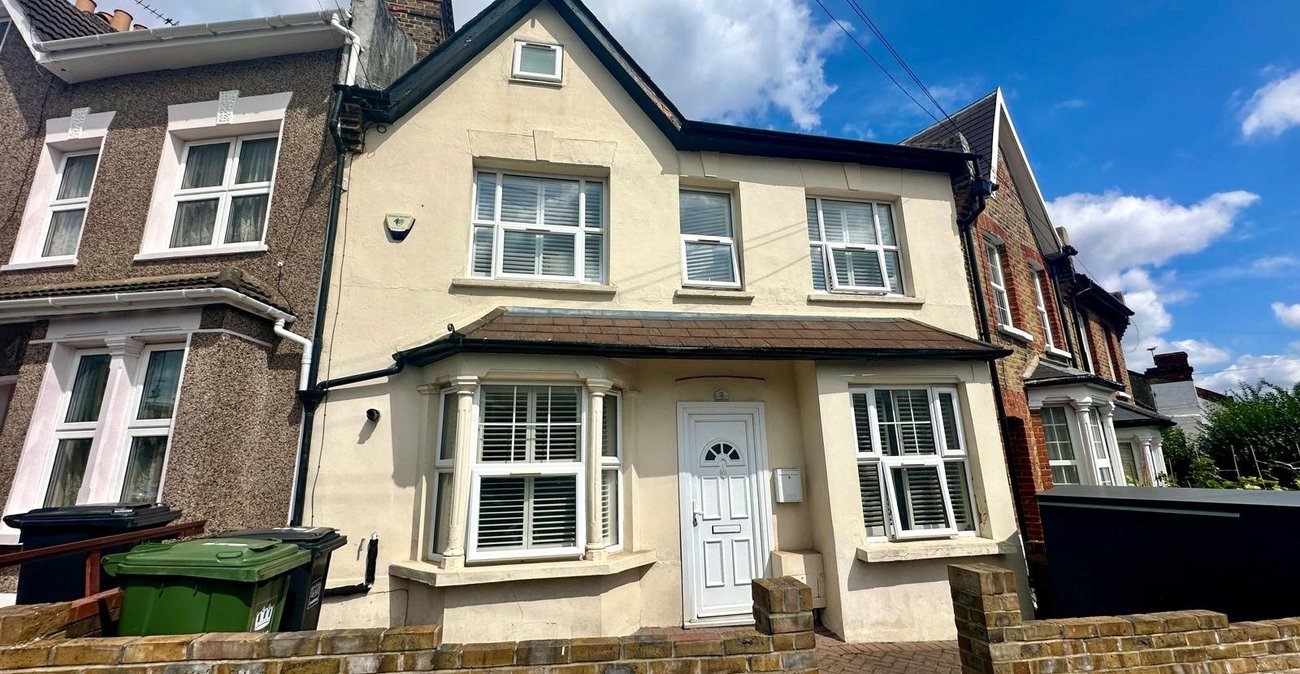 3 bedroom house for sale in London | Robinson Jackson