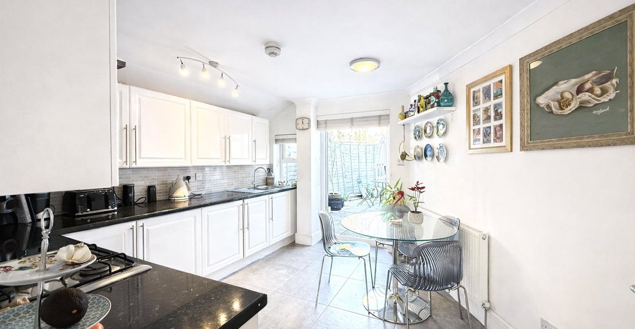 3 bedroom house for sale in London | Robinson Jackson