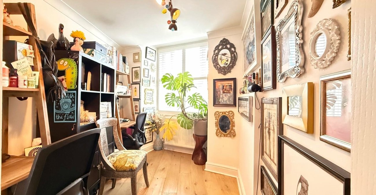 3 bedroom house for sale in London | Robinson Jackson