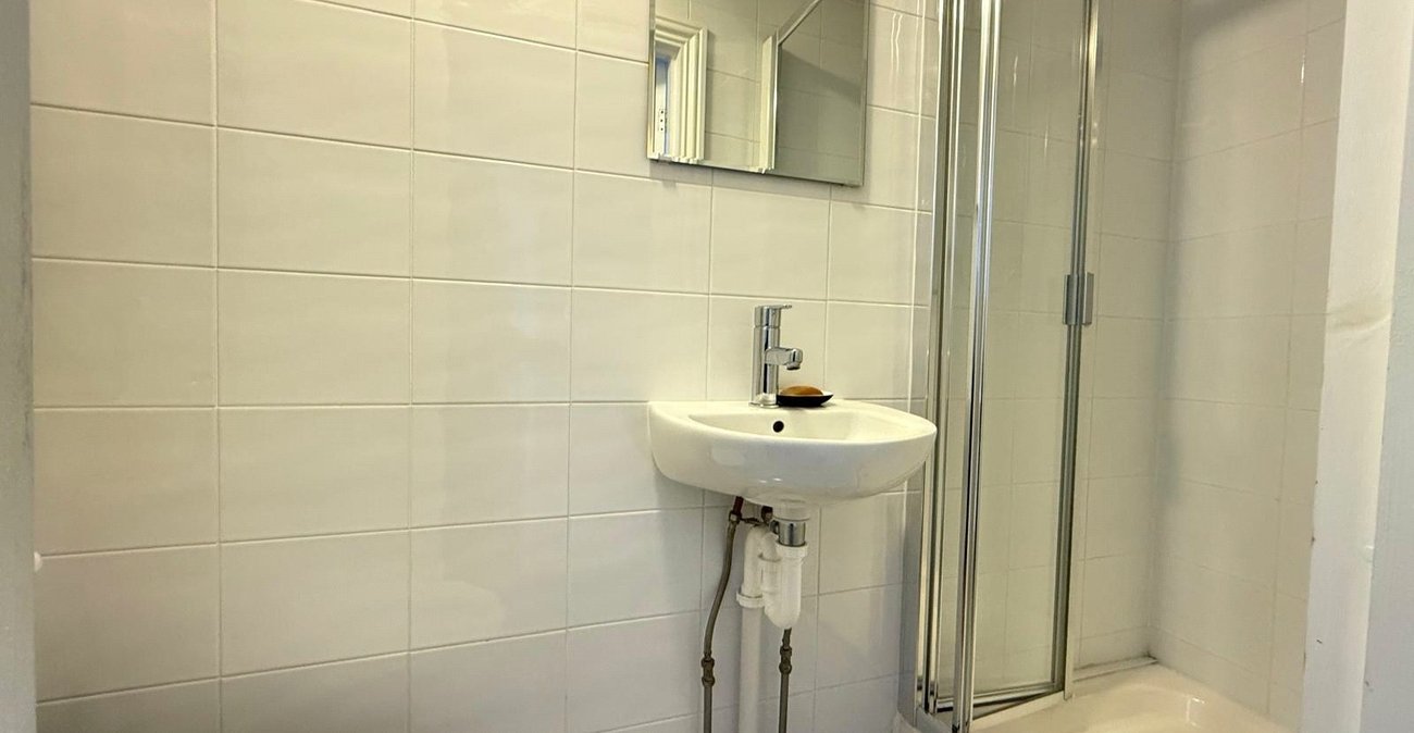 3 bedroom house for sale in London | Robinson Jackson