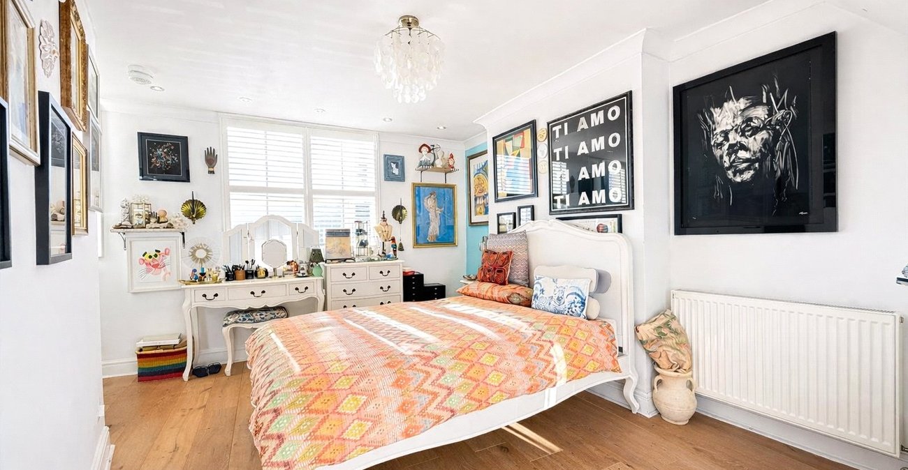 3 bedroom house for sale in London | Robinson Jackson