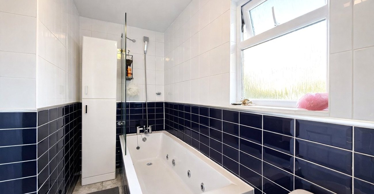 3 bedroom house for sale in London | Robinson Jackson