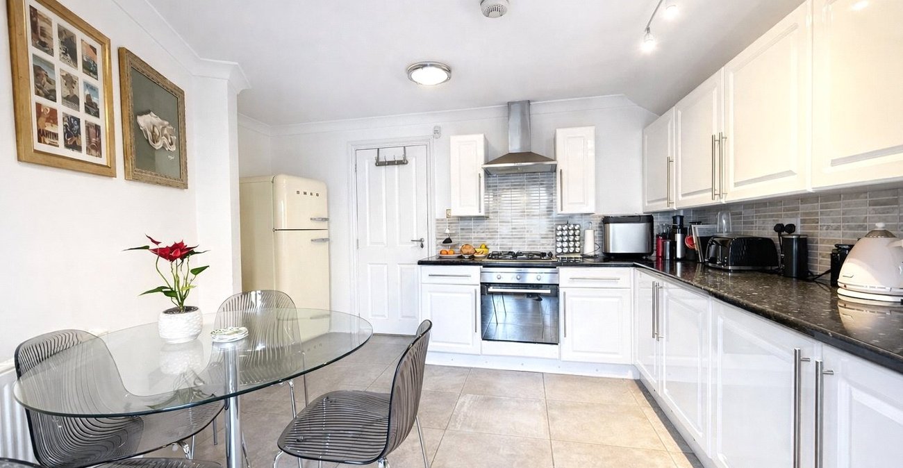 3 bedroom house for sale in London | Robinson Jackson