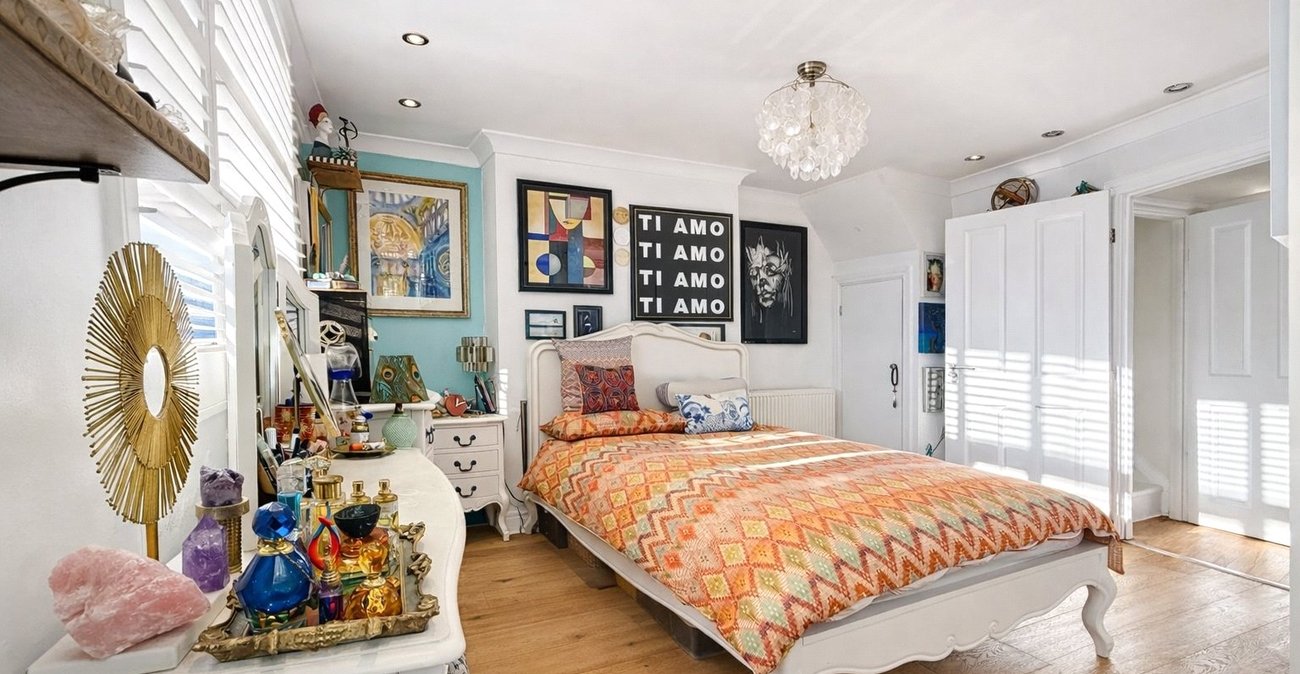 3 bedroom house for sale in London | Robinson Jackson