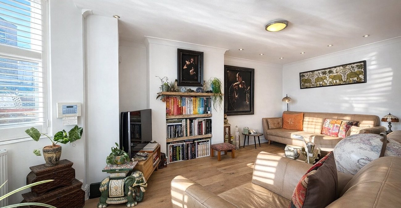 3 bedroom house for sale in London | Robinson Jackson