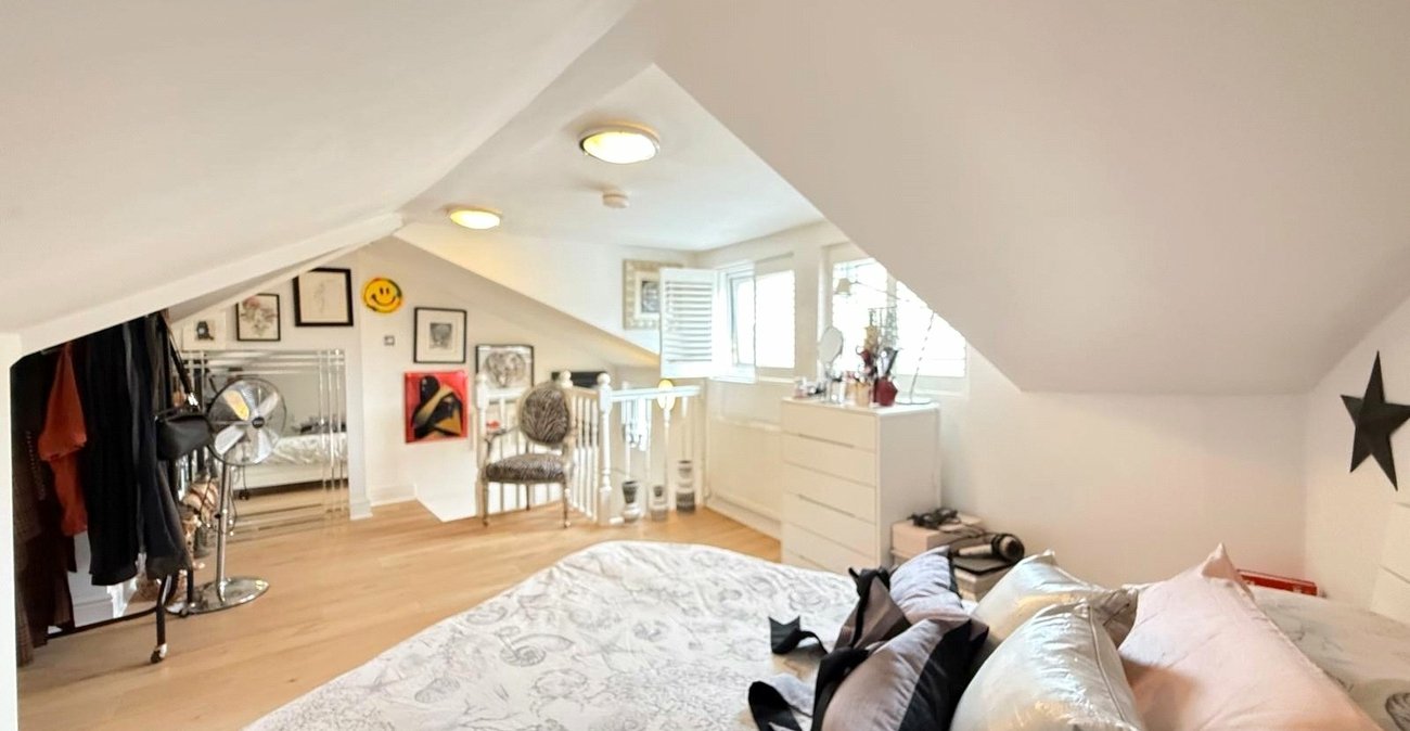 3 bedroom house for sale in London | Robinson Jackson