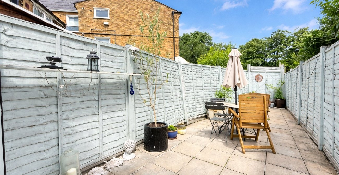 3 bedroom house for sale in London | Robinson Jackson