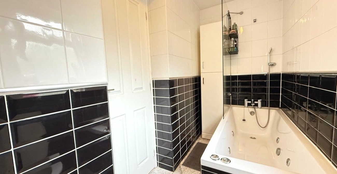 3 bedroom house for sale in London | Robinson Jackson