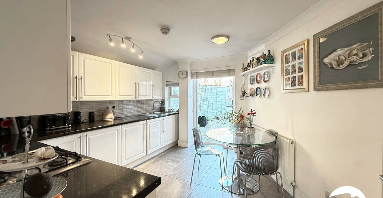 3 bedroom house for sale in London | Robinson Jackson