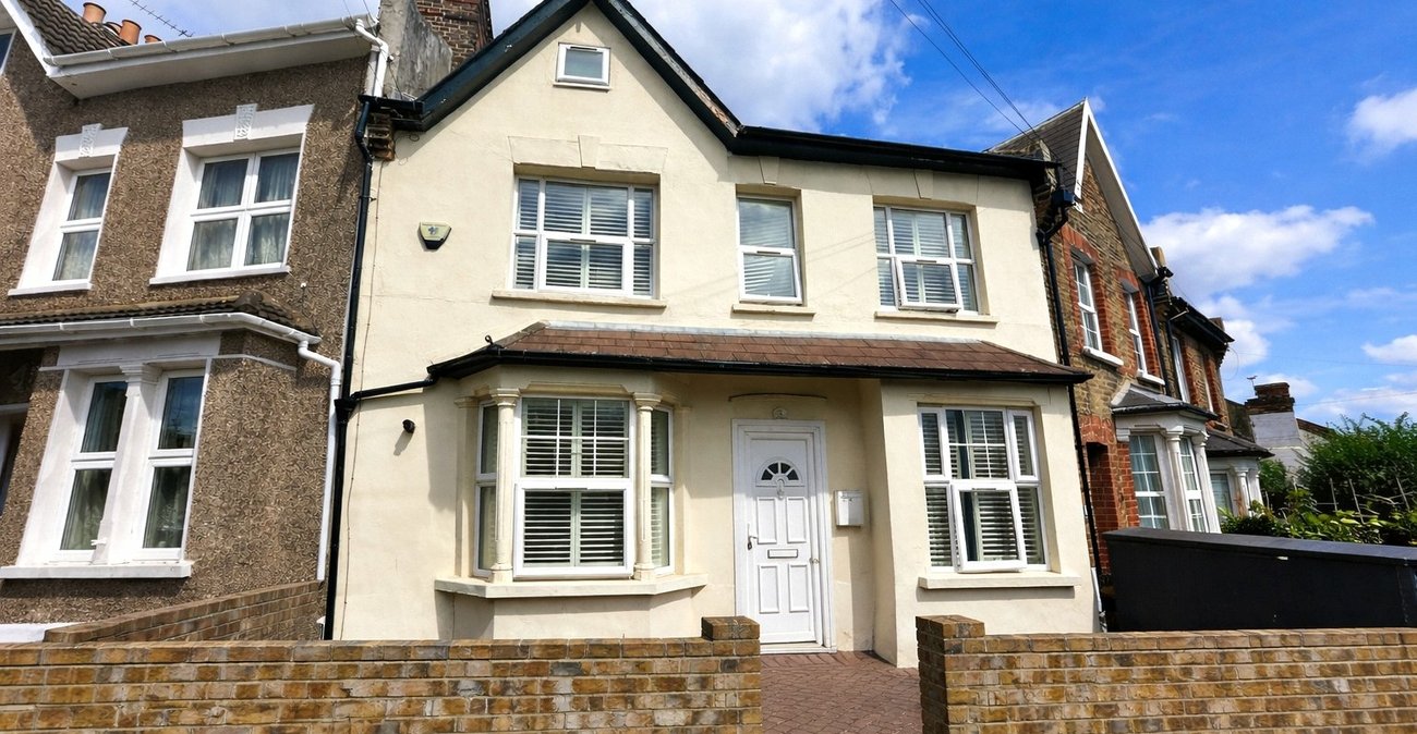 3 bedroom house for sale in London | Robinson Jackson