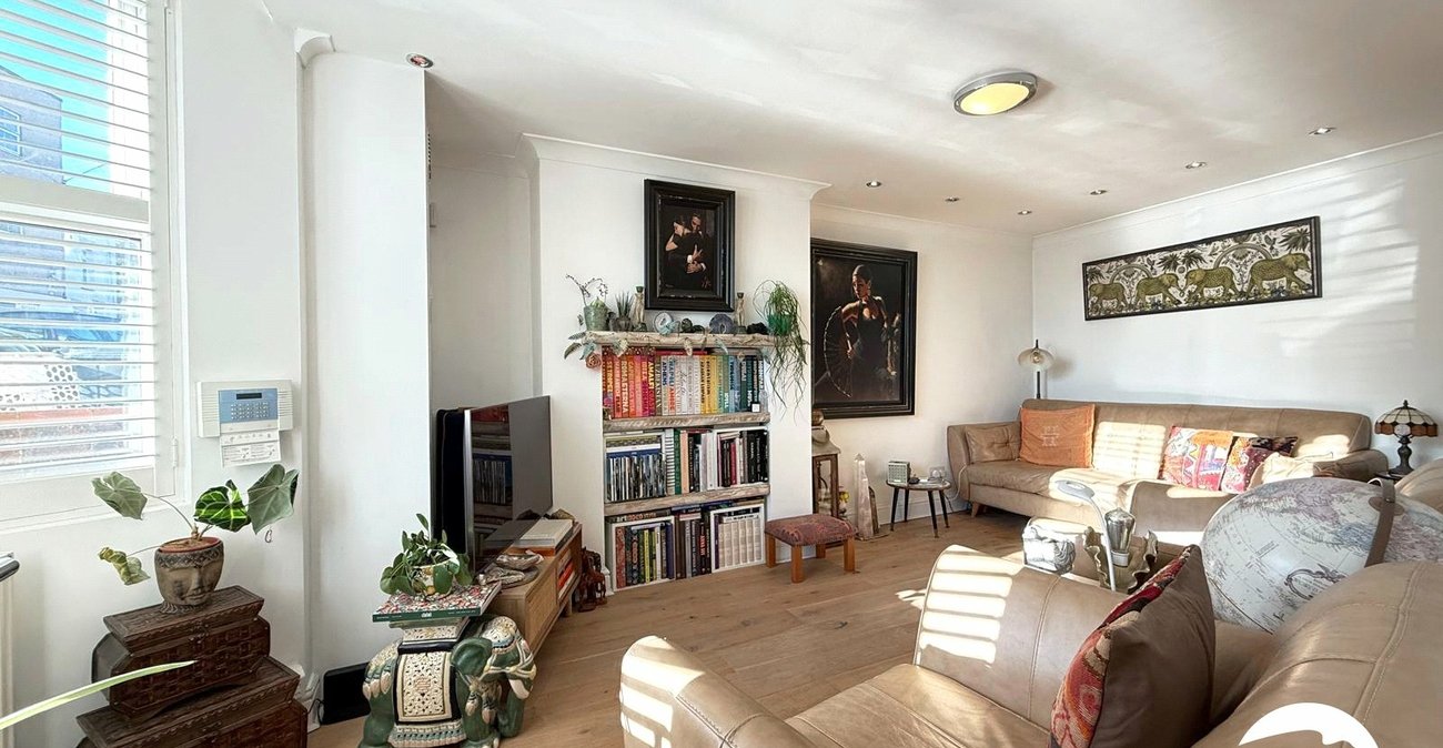 3 bedroom house for sale in London | Robinson Jackson