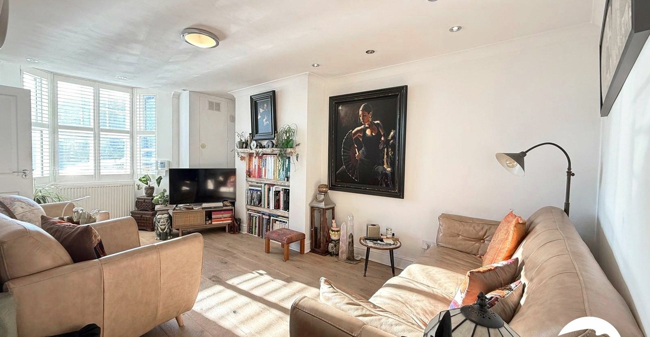 3 bedroom house for sale in London | Robinson Jackson