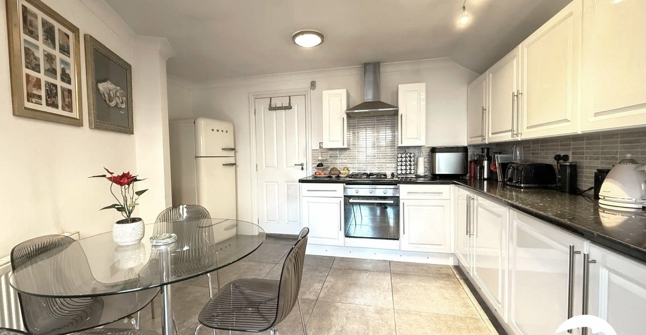 3 bedroom house for sale in London | Robinson Jackson