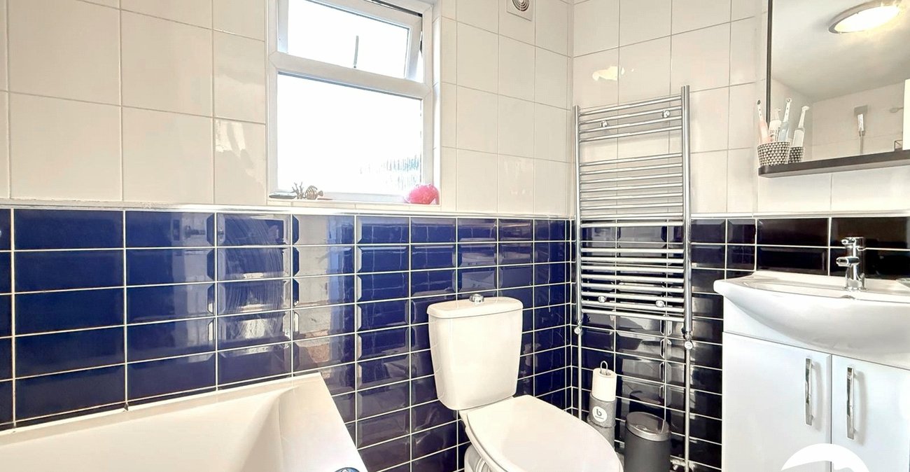 3 bedroom house for sale in London | Robinson Jackson