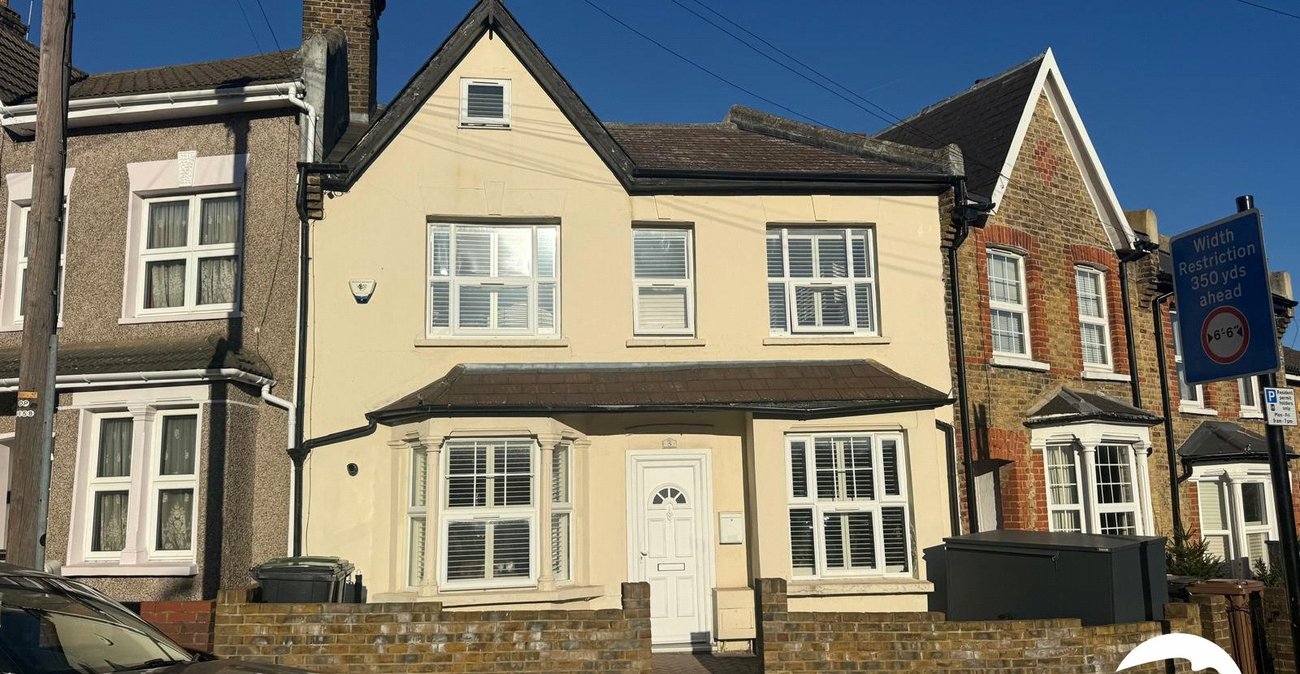 3 bedroom house for sale in London | Robinson Jackson