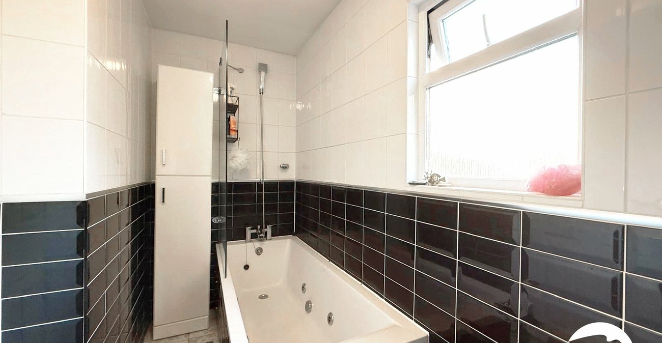 3 bedroom house for sale in London | Robinson Jackson