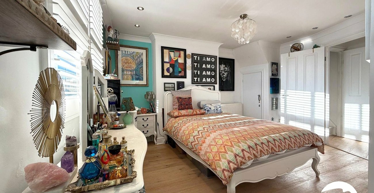 3 bedroom house for sale in London | Robinson Jackson