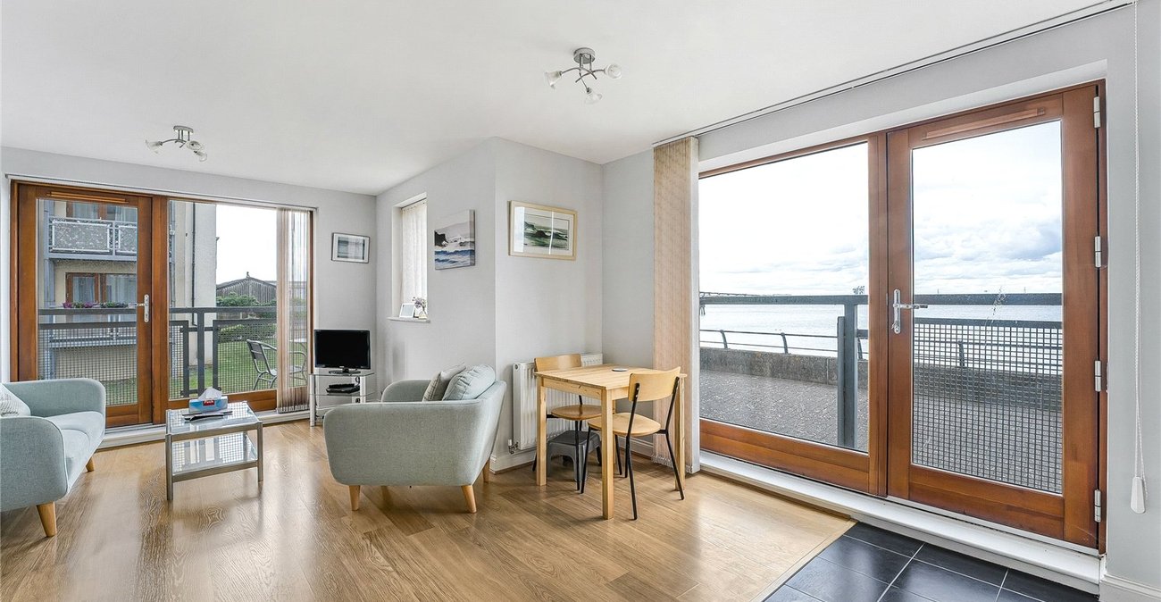 2 bedroom property for sale in Greenhithe | Robinson Jackson