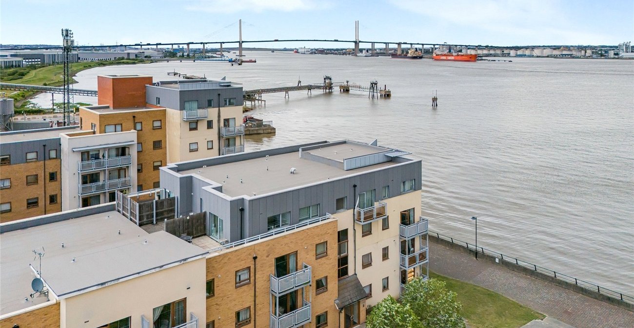 2 bedroom property for sale in Greenhithe | Robinson Jackson