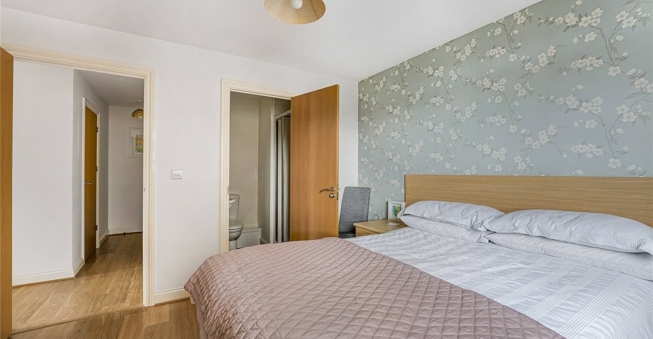 2 bedroom property for sale in Greenhithe | Robinson Jackson