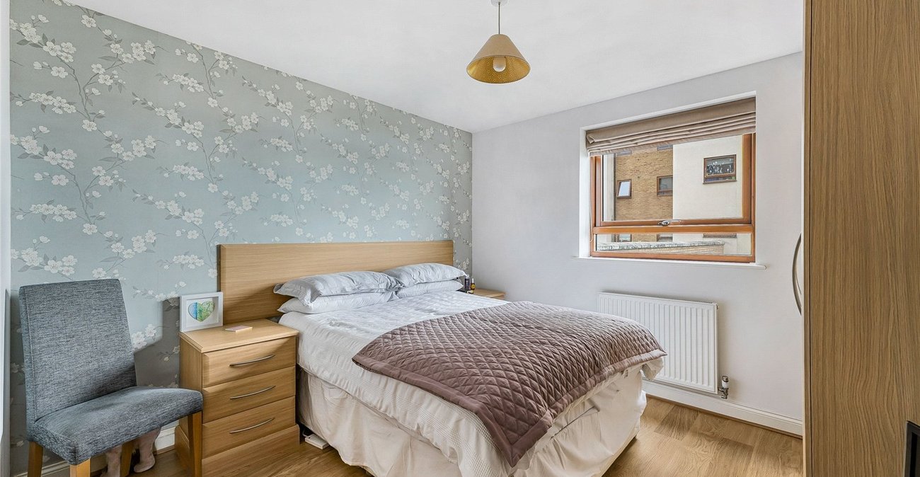 2 bedroom property for sale in Greenhithe | Robinson Jackson
